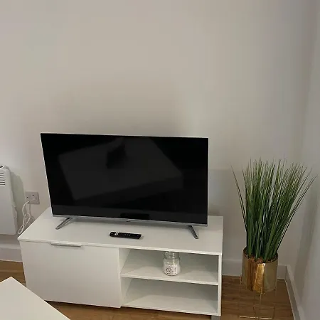 1 Bedroom Lovely Apartment In Salford Quays Free Street Parking Subject To Availability-2