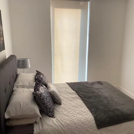 1 Bedroom Lovely Apartment In Salford Quays Free Street Parking Subject To Availability-3